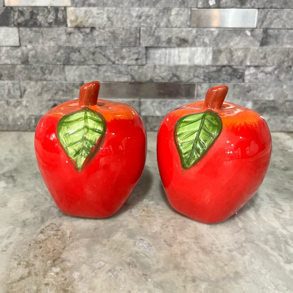 Vintage Alco Industries apple salt & pepper shaker set